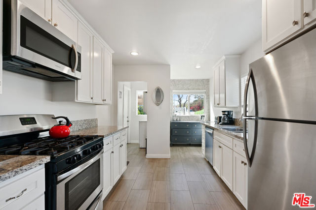 1301 S Hudson Avenue, Los Angeles CA: https://media.crmls.org/mediaz/06d03b9b-fd84-4dcb-9599-2a649bce79c3.jpg