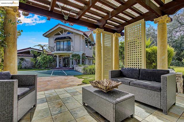 4146 Canyon Rd, Lafayette CA: https://media.crmls.org/mediaz/06d05eb5-4c55-46b7-81b0-20ab806df685.jpg