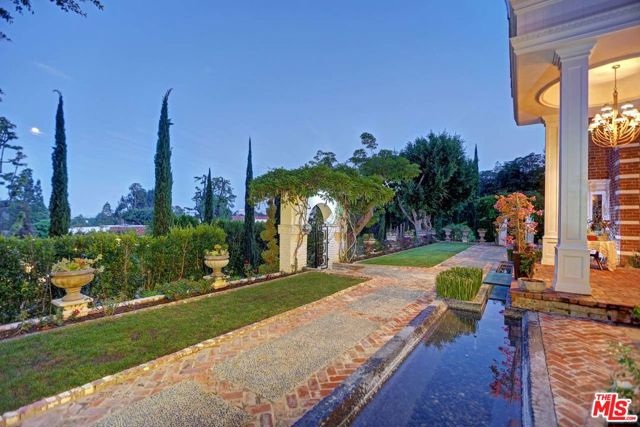 725 N Faring Road, Los Angeles CA: https://media.crmls.org/mediaz/06d0a41a-72ff-4474-a3bc-08f743392c1d.jpg