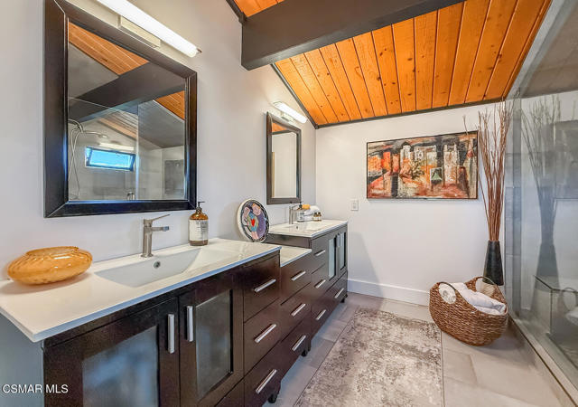 123 Lake Sherwood Drive, Lake Sherwood CA: https://media.crmls.org/mediaz/06d0c81f-452f-458b-b04f-4e302362e915.jpg