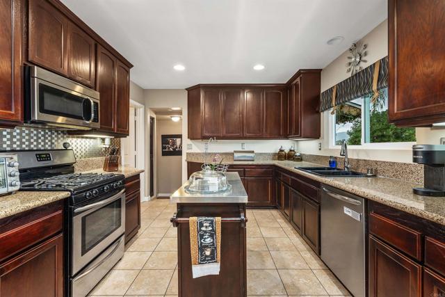 220 Journeys End, Vista CA: https://media.crmls.org/mediaz/06d12efd-13b3-4113-8f85-982d5c158683.jpg