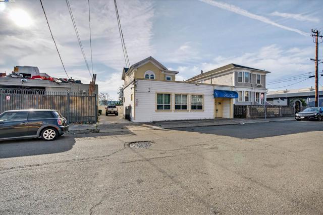 1011 E 11Th St, Oakland CA: https://media.crmls.org/mediaz/06d19fbe-0465-461e-bd61-f144b645e5fc.jpg