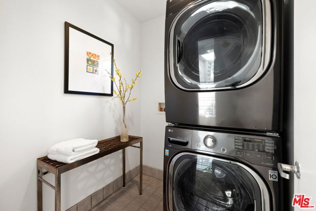 2477 Canyon Oak Drive, Los Angeles CA: https://media.crmls.org/mediaz/06d1b3c1-adfd-48e9-bbf5-3f4f0f025082.jpg