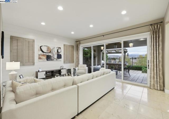 3885 Highpointe Ct, Dublin CA: https://media.crmls.org/mediaz/06d25c64-39c4-4769-aa9e-ba4a164689cb.jpg