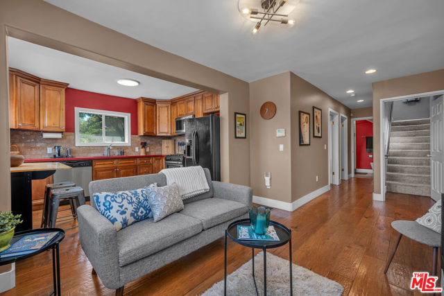 1948 Sunflower Avenue, Los Angeles CA: https://media.crmls.org/mediaz/06d3007a-0bd9-4a9e-aa07-87c51ee149bb.jpg