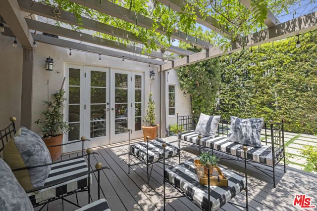 736 S Cloverdale Avenue, Los Angeles CA: https://media.crmls.org/mediaz/06d34702-5aba-4e6a-8fc7-998498360d82.jpg