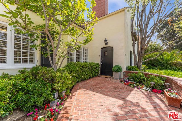 217 17th Street, Santa Monica CA: https://media.crmls.org/mediaz/06d38f48-d986-4941-8b1d-6cc5f8572789.jpg