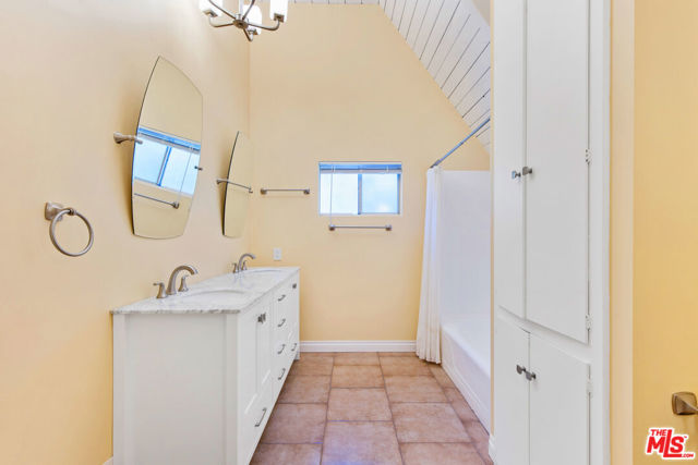 4236 Ensenada Drive, Woodland Hills CA: https://media.crmls.org/mediaz/06d3b748-290d-4087-893b-4b60c89586c5.jpg