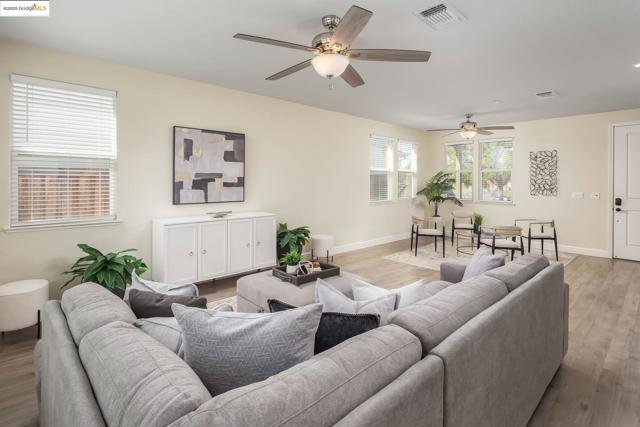 270 Guthrie Lane, Brentwood CA: https://media.crmls.org/mediaz/06d4043e-24f5-4b01-adae-eb3790111dcb.jpg