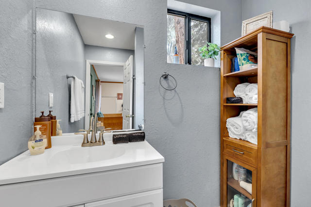 53962 Marian View Drive, Idyllwild CA: https://media.crmls.org/mediaz/06d4b893-a953-4b42-a95d-1bb9635119f2.jpg