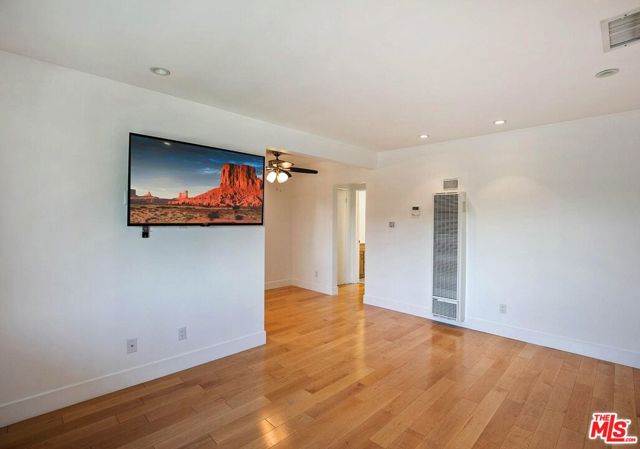 119 Paloma Avenue, Venice CA: https://media.crmls.org/mediaz/06d51205-694f-4c29-97b7-15ab54efb782.jpg