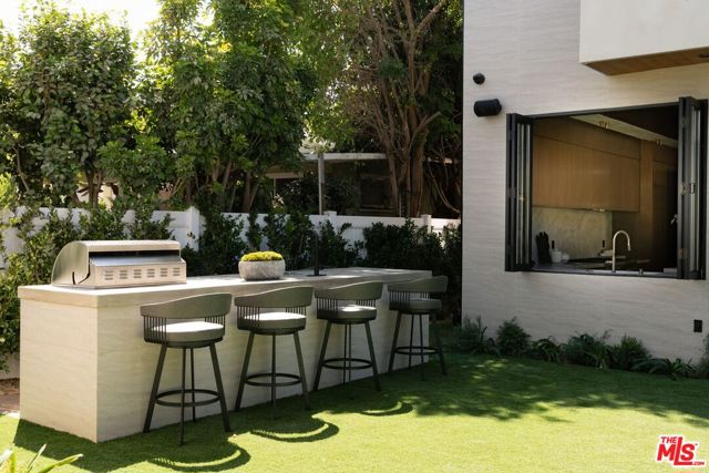 13221 Hesby Street, Sherman Oaks CA: https://media.crmls.org/mediaz/06d65199-71b2-411f-8551-7f474f875613.jpg