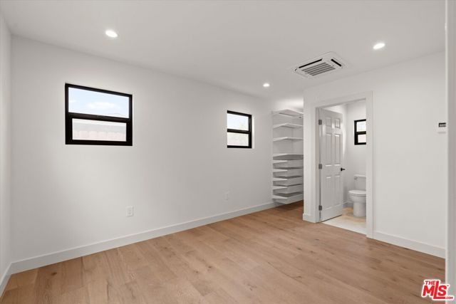 3792 1/2 Van Ness Avenue, Los Angeles CA: https://media.crmls.org/mediaz/06d6f868-6b2b-42bf-882c-e14973032206.jpg