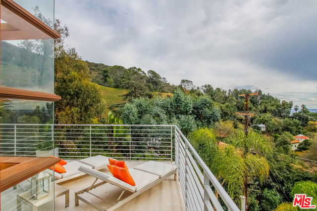 1929 N CURSON Place, Los Angeles CA: https://media.crmls.org/mediaz/06d8694a-4afa-453a-8cf3-ce777cadd58d.jpg