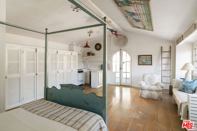 2020 Coldwater Canyon Drive, Beverly Hills CA: https://media.crmls.org/mediaz/06d94a40-c02f-4e97-9a98-7cf1fd0611a4.jpg