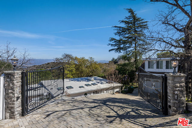 14347 Mulholland Drive, Los Angeles CA: https://media.crmls.org/mediaz/06d99f72-64e5-4d94-8b4c-6528f01a2856.jpg