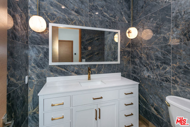 142 N Hamel Drive, Beverly Hills CA: https://media.crmls.org/mediaz/06d9f58d-d2ed-4dc3-87fa-2bc88d51cad1.jpg