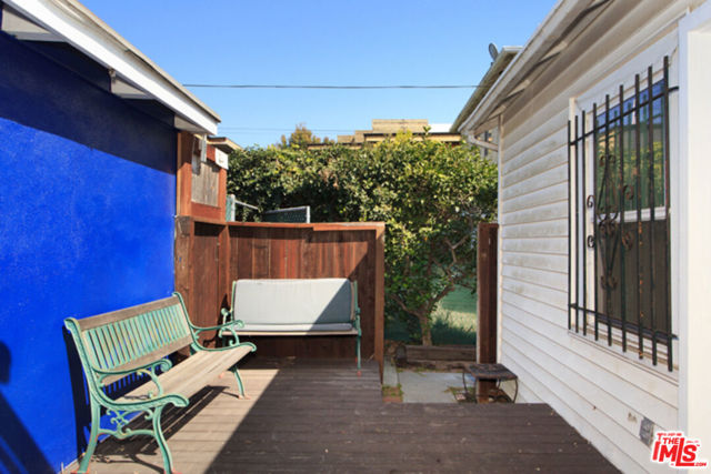 547 Brooks Avenue, Venice CA: https://media.crmls.org/mediaz/06da9ebc-82fb-410c-8449-d18598d7d0b6.jpg