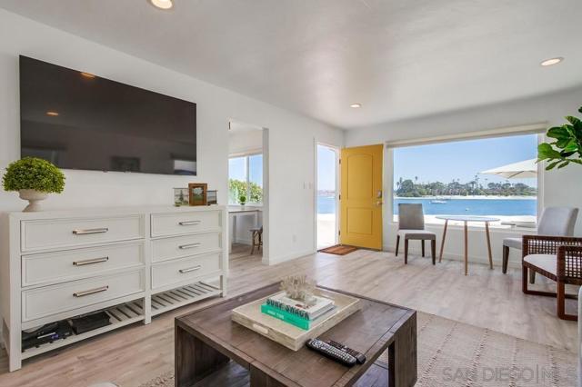3286 88 Bayside Walk, San Diego CA: https://media.crmls.org/mediaz/06daad10-31ef-4fea-895c-f3fcc6f6613f.jpg