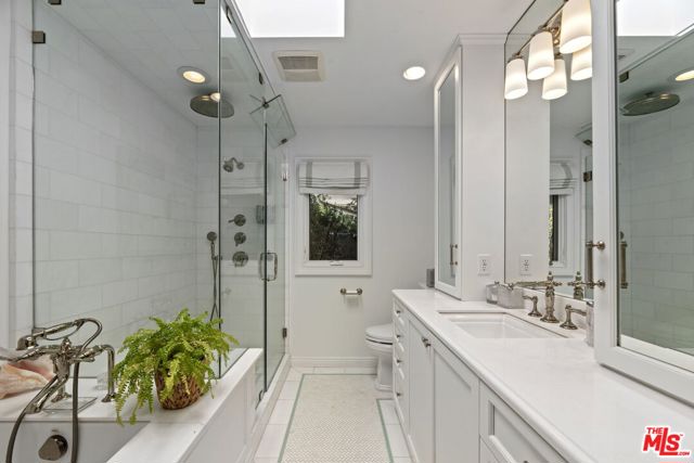 207 10th Street, Santa Monica CA: https://media.crmls.org/mediaz/06db5398-5e06-4b44-8c8f-9b4ac50cb9e7.jpg