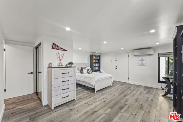 8960 Crescent Drive, Los Angeles CA: https://media.crmls.org/mediaz/06db5f34-f6f0-4a1d-b2f2-61a6628213b8.jpg