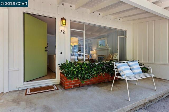32 California Ave, Orinda CA: https://media.crmls.org/mediaz/06dbb098-ce5a-4d7f-a69b-5abdef8164c9.jpg