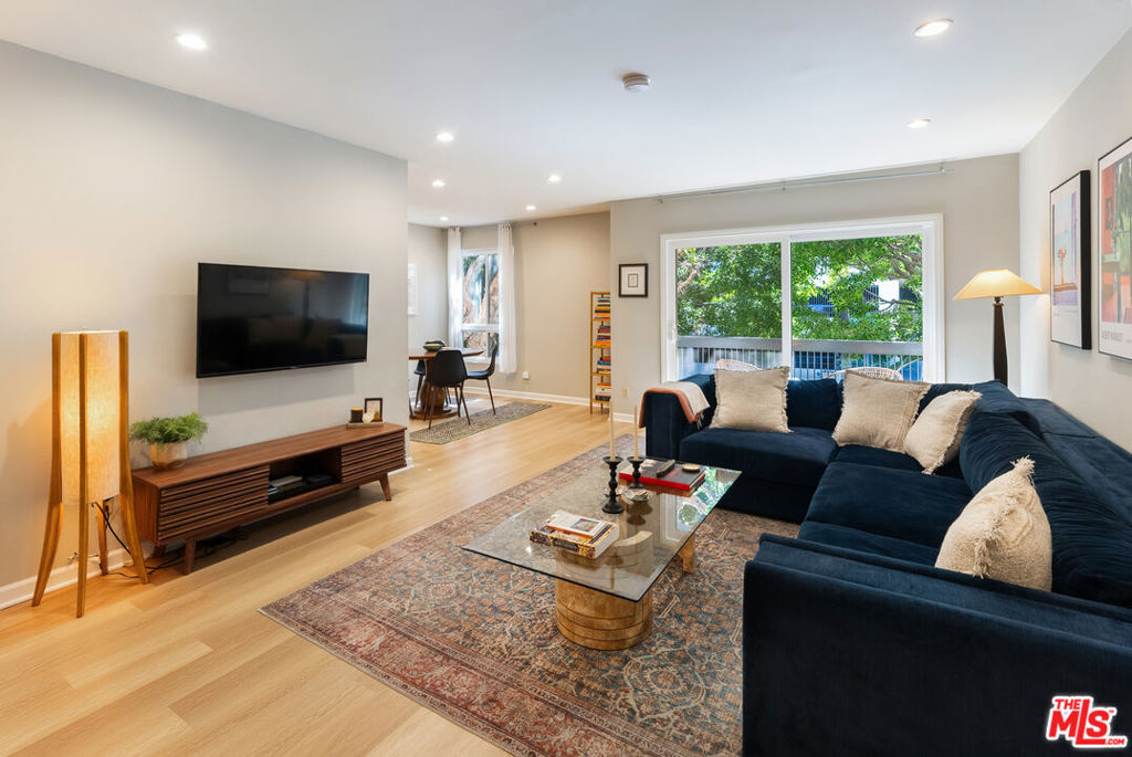 1262 S Barrington Avenue #102