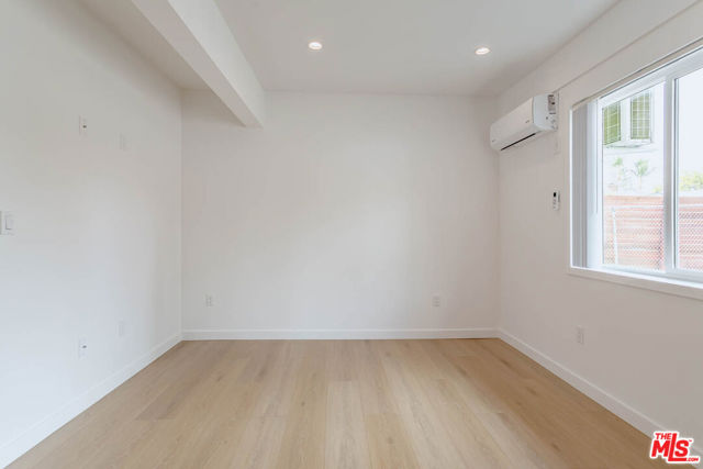 321 Lincoln Avenue, Glendale CA: https://media.crmls.org/mediaz/06dce742-6e7e-436d-927d-2d93735329e4.jpg
