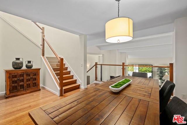 1553 Michael Lane, Pacific Palisades CA: https://media.crmls.org/mediaz/06dd11b4-6813-4c0f-ab7c-6a42882fd36e.jpg