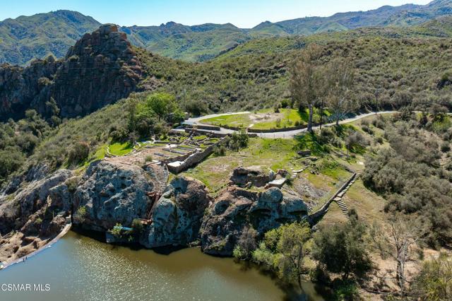 28801 Lakeshore Drive, Agoura Hills CA: https://media.crmls.org/mediaz/06dd8052-053d-41be-a8ca-8d102109620b.jpg