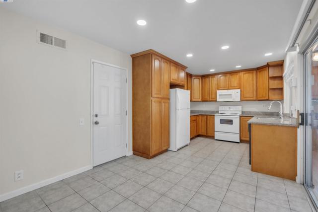 33025 Calistoga St, Union City CA: https://media.crmls.org/mediaz/06dd890b-c663-4bfd-9b80-2af2bbac27bf.jpg