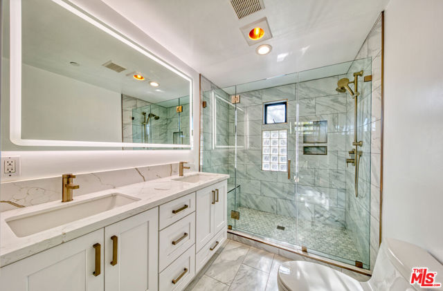 1113 Electric Avenue, Venice CA: https://media.crmls.org/mediaz/06de11ef-0771-4971-8364-07a661b1f853.jpg
