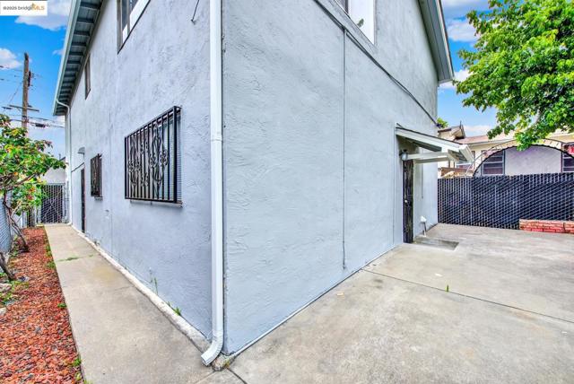 2524 Parker Ave, Oakland CA: https://media.crmls.org/mediaz/06deb2be-804a-4894-b786-39ab3bcfe630.jpg