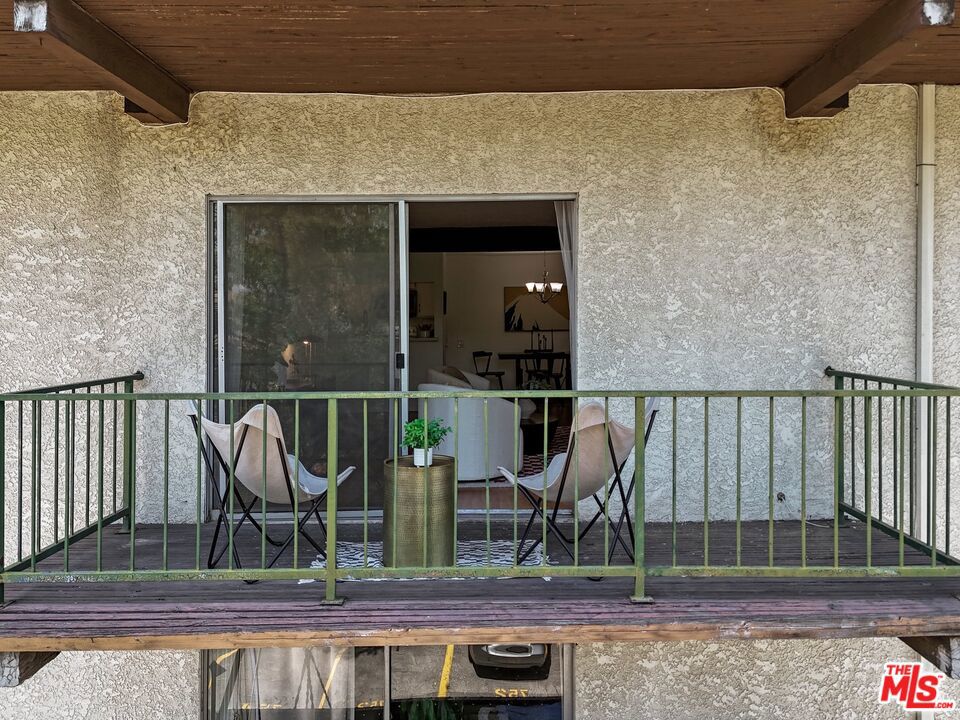 https://media.crmls.org/mediaz/06df37e7-d701-4f1d-8881-0f17d99348cc.jpg?preset=X-Large
