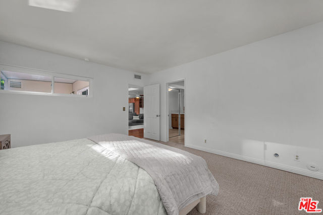 2925 Dona Susana Drive, Studio City CA: https://media.crmls.org/mediaz/06df42f1-0aec-4636-94b7-51eb1d3848dc.jpg