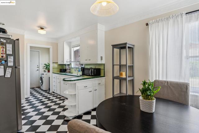 688 Alcatraz Ave, Oakland CA: https://media.crmls.org/mediaz/06df9a85-d6e2-42e4-b7cb-85a0423b4db3.jpg