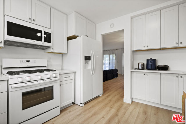 5245 Coldwater Canyon Avenue, Sherman Oaks CA: https://media.crmls.org/mediaz/06dfbb60-111b-4461-a554-0b0c863511a7.jpg