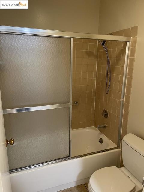 6 Captain DR, Emeryville CA: https://media.crmls.org/mediaz/06e0417a-c218-473c-896e-097ecfb5c8bc.jpg