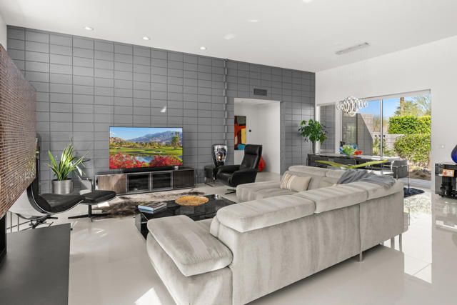 1069 Azure Court, Palm Springs CA: https://media.crmls.org/mediaz/06e07391-1fe8-4889-8671-cf038f36573e.jpg