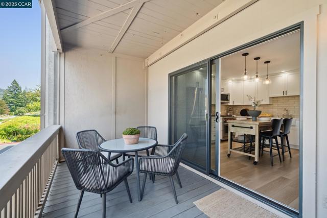 1150 Canyonwood Court, Walnut Creek CA: https://media.crmls.org/mediaz/06e08d8b-1589-41c9-8b01-a394711cb6c2.jpg