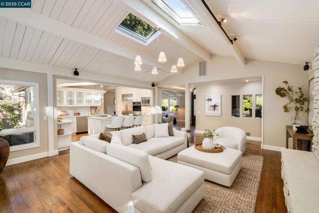 9 Saint Andrews Pl, Alamo CA: https://media.crmls.org/mediaz/06e0be57-5558-4f98-8dd6-e852861d4b34.jpg