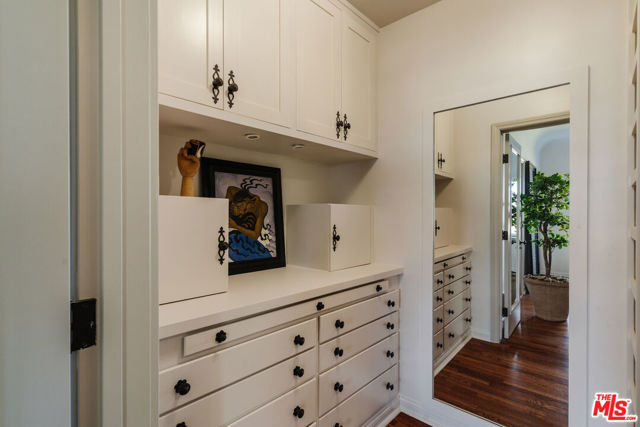 3744 Clayton Avenue, Los Angeles CA: https://media.crmls.org/mediaz/06e3fee6-0d61-43d3-930c-51eef338e826.jpg