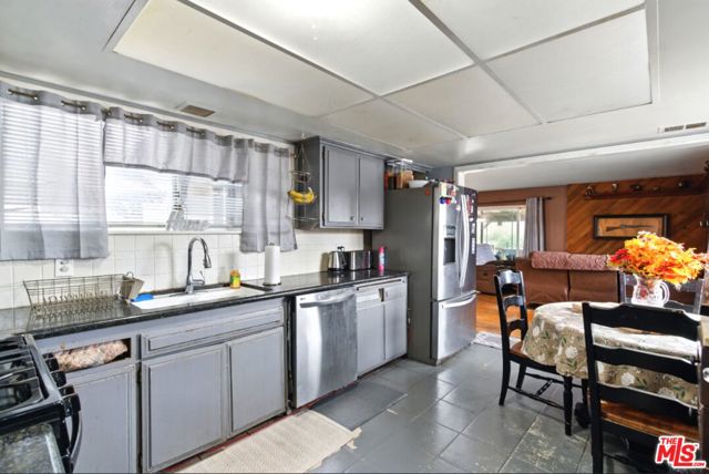 350 N Shadyglen Drive, Covina CA: https://media.crmls.org/mediaz/06e43ec6-2849-4142-b9c5-b16cb3569d59.jpg