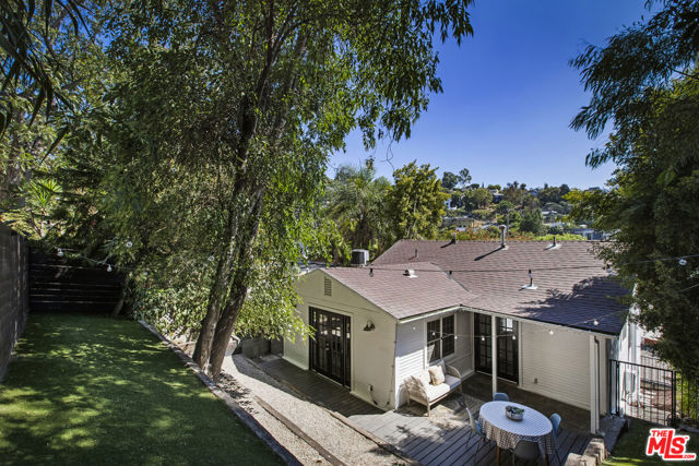 3831 Fernwood Avenue, Los Angeles CA: https://media.crmls.org/mediaz/06e45c20-f7f6-4be9-9980-18d87e58436e.jpg