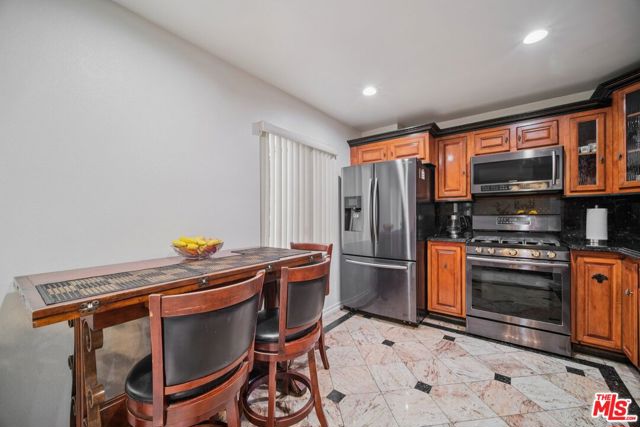 9520 Via Tivoli, Burbank CA: https://media.crmls.org/mediaz/06e46d37-0fe4-41e5-a367-71f95f662670.jpg