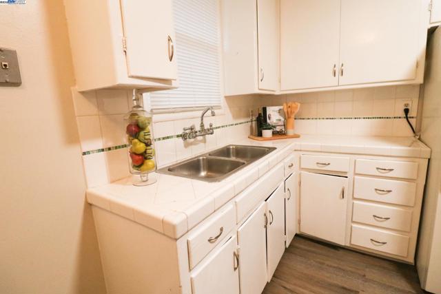 2272 Kelly St, Hayward CA: https://media.crmls.org/mediaz/06e4d847-45f2-4fdb-b33c-e79178976707.jpg
