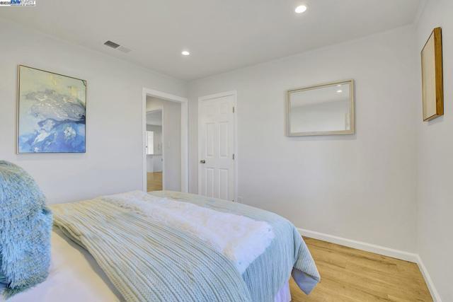215 Isleton Ave, Oakland CA: https://media.crmls.org/mediaz/06e53637-a467-463b-82de-66ce02d2ac74.jpg