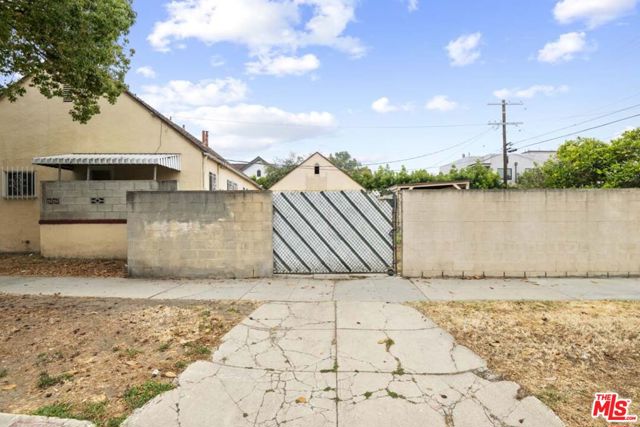 1601 S Shenandoah Street, Los Angeles CA: https://media.crmls.org/mediaz/06e5428f-6974-478a-bc35-fb8b7ae05e30.jpg