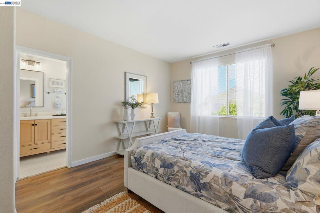 https://media.crmls.org/mediaz/06e5852b-2ac7-4bf6-8467-39bc08418813.jpg?preset=X-Large