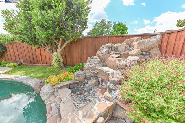 1047 Innsbruck St, Livermore CA: https://media.crmls.org/mediaz/06e5b464-adc1-475c-8a53-ec5e095b7fe9.jpg
